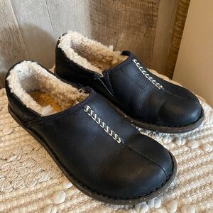 UGG Womens Bettey 1928 Sheepskin Lined Loafers in Black Leather Size 5 slip on